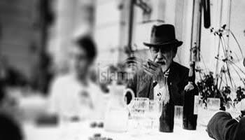 Bersama Freud di Sebuah Cafe Paris 